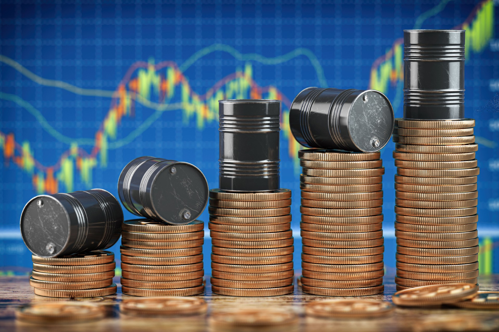 Barriles de petróleo en una pila de monedas de oro. Aumento del crecimiento de los precios de las acciones de petróleo.